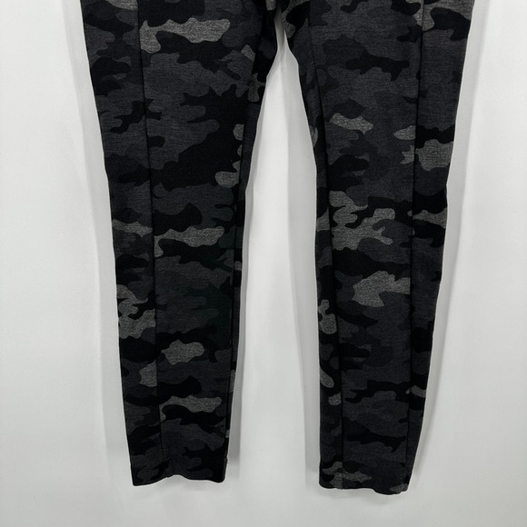 Cabi #3931 Camouflage Pocket Leggings Women's Size Medium Black Gray Athleisure - Picture 6 of 13
